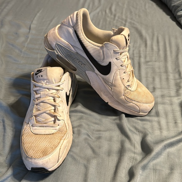 Like new Nike shoes - Picture 2 of 5